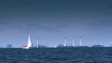 Açık mavi denizde yelkenli tekne