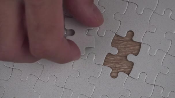 Mužské ruky uvedení chybějící kousek do skládačky puzzle — Stock video