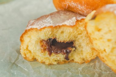 Rustik masada tatlı şekerli çörek