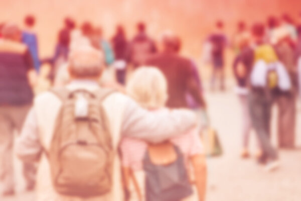 Размытая толпа пожилых людей, широкая общественность
