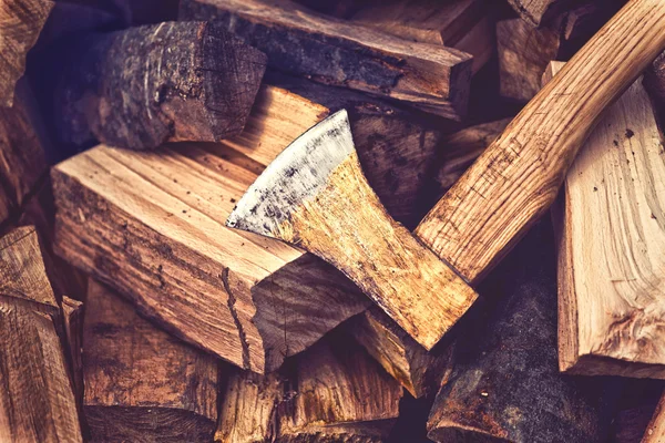 Топор и раздробленные деревянные бревна — стоковое фото