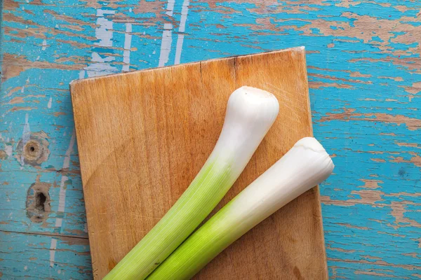 Färsk grön purjolök på köksbordet, ovanifrån — Stockfoto
