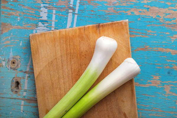 Alho-porro verde fresco na mesa da cozinha, vista superior — Fotografia de Stock