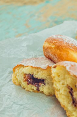 Rustik masada tatlı şekerli çörek