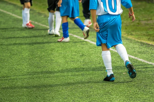 Kinder spielen Fußball — Stockfoto