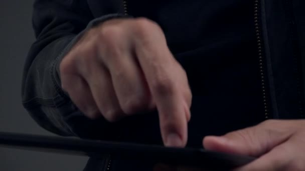 Мужские руки с цифровым планшетом — стоковое видео