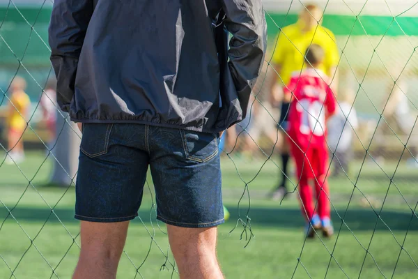 Pai assistindo filho jogando futebol jogo — Fotografia de Stock