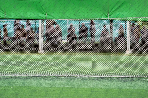 Público irreconhecível assistindo crianças jogo de futebol — Fotografia de Stock