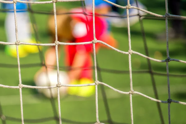 Enfants jouant au football, coup de pied de pénalité — Photo