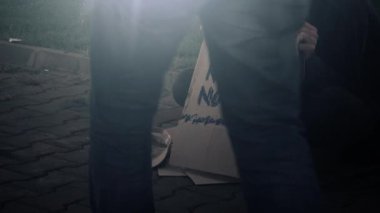 Evsiz adam sokakta