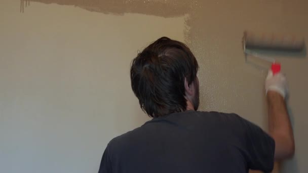 Maler erneuert Innenwand seines Hauses