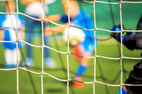 Bambini che giocano a calcio, calcio di rigore — Foto Stock