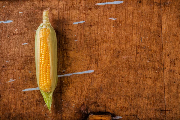 Corn cob on rustic wooden table — Stock Photo, Image