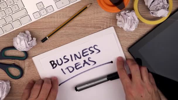 Ideas de negocios, hombre de negocios escribiendo ideas en papel — Vídeo de stock