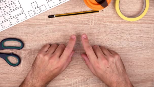 Mãos nervosas na mesa do escritório, homem de negócios ansioso — Vídeo de Stock