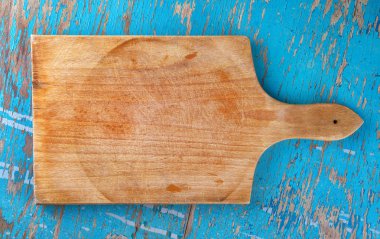 Kesme tahtası rustik Ahşap mutfak masasında, üstten görünüm