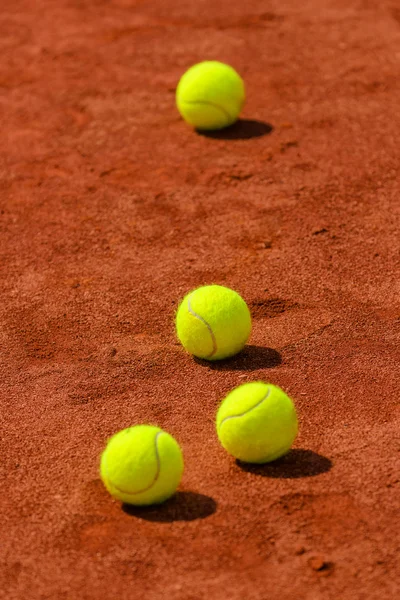 Pelotas de tenis en pista de arcilla — Foto de Stock