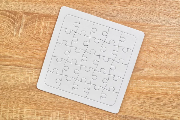 Puzzle blanc sur table en bois — Photo