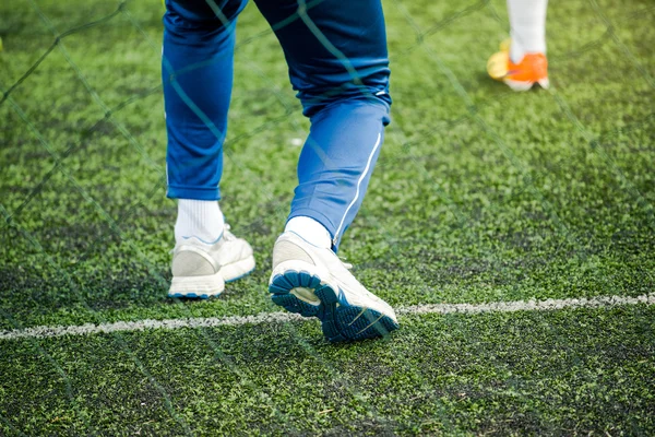 Allenatore di calcio per bambini sul campo da calcio — Foto Stock