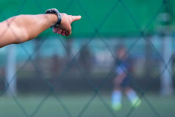 Çocuklar futbol antrenör üzerinde futbol sahası — Stok fotoğraf