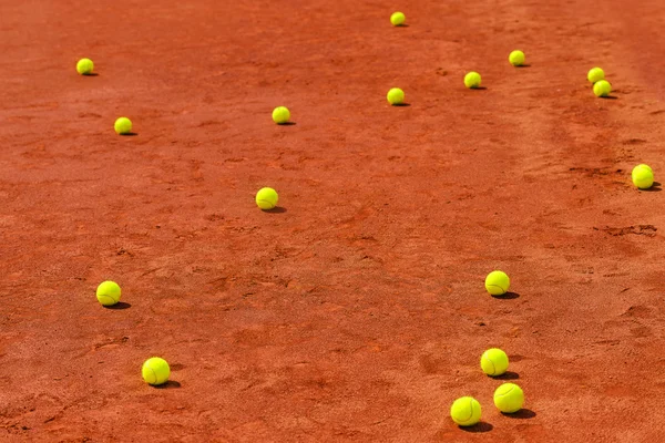 Toprak kortta tenis topları — Stok fotoğraf