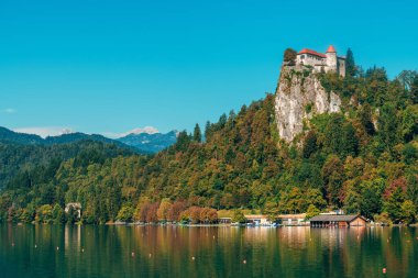 Bled Gölü ve Julian Alpleri 'ne bakan Bled Kalesi, Slovenya' nın doğal ve kültürel bir mücevheri olan dramatik alp manzarasıyla çevrili. Seçici odak.