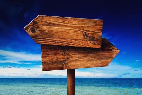 Señalización de dirección en la playa junto al mar — Foto de Stock