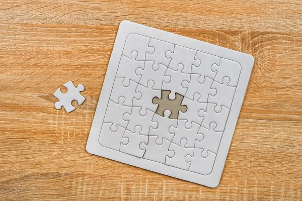 Pièce manquante du puzzle sur table en bois — Photo