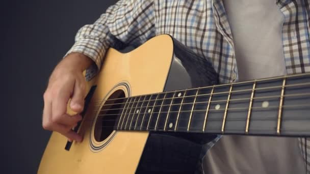 Tocando guitarra acústica — Vídeo de Stock