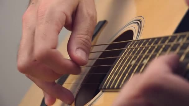 Suonare la chitarra acustica — Video Stock