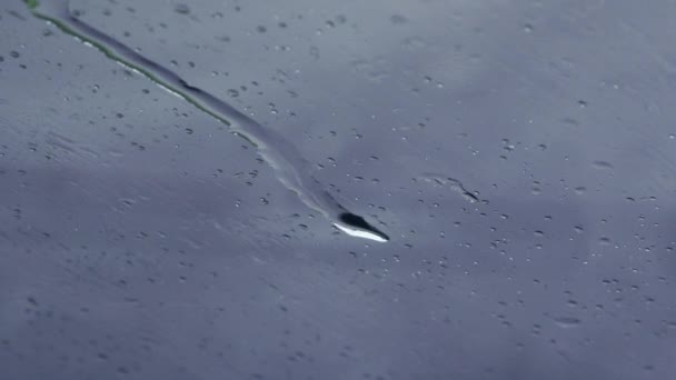 Σταγόνες βροχής στο παράθυρο του αυτοκινήτου — Αρχείο Βίντεο