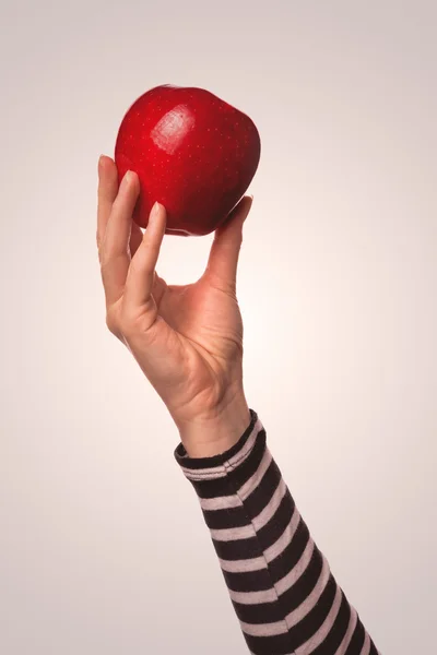 Woman holding organic red delicious apple — Stock Photo, Image