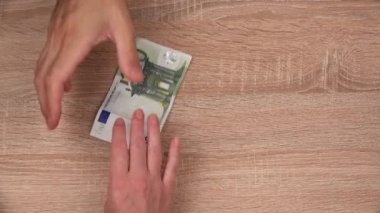 Kadın garson yüz Euro banknot ile devrilme