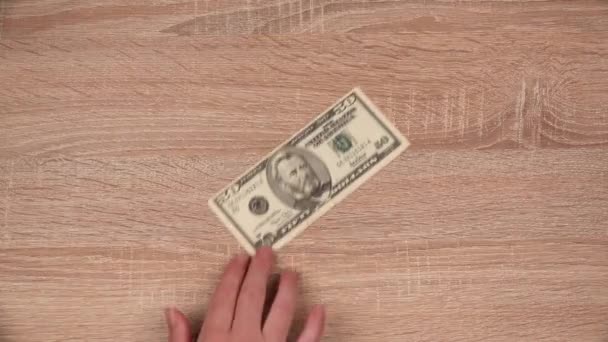 Frau kippt Kellner mit Fünfzig-Dollar-Schein — Stockvideo