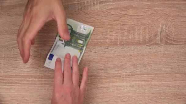 Vrouw kantelen ober met honderd euro biljet — Stockvideo