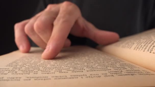 Zoek pagina's van een oud boek — Stockvideo