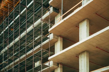 İskeleli, seçici odaklı güçlendirilmiş beton yapı inşaat sahası
