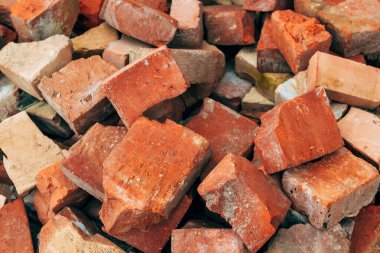 Kırık kırmızı kil tuğla ve inşaat enkazı yığını, yakın plan.