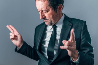 Başarıdan sonra zafer içinde dans eden kendinden emin iş adamı, seçici odaklanma