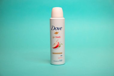 Novi Sad, Sırbistan - 14 Şubat 2026: Dove logosu ve yeşil yapraklı kırmızı elmanın yer aldığı beyaz bir Güvercin Go Taze terleme önleyici sprey tenekesinin pembe başlıklı fotoğrafı