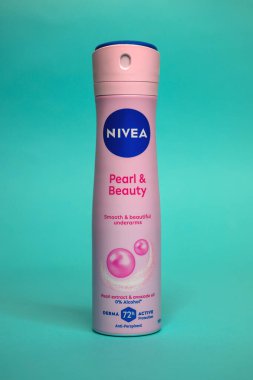 Novi Sad, Sırbistan - 14 Şubat 2026: Pastel Pembe NIVEA İncisi & Beauty anti-terletici sprey sprey kutusu ve mavi başlıklı klasik NIVEA logosu