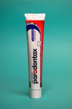 Novi Sad, Sırbistan - 14 Şubat 2026: Ultra Clean Daily Gum Care eşliğinde kırmızı, mavi ve gümüş markalı paradontax diş macunu tüpü