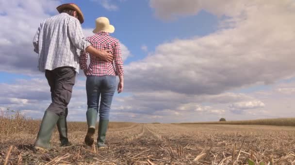 Casal jovem agricultor — Vídeo de Stock