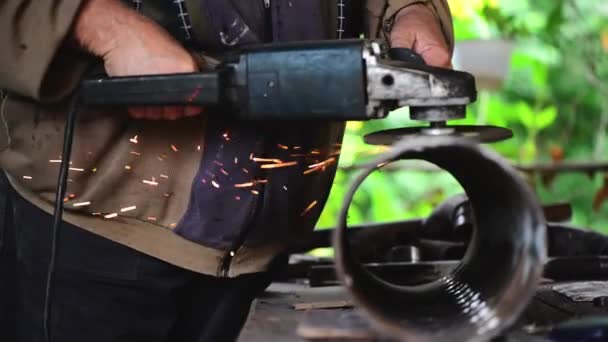 Працівник шліфування сталевих труб — стокове відео