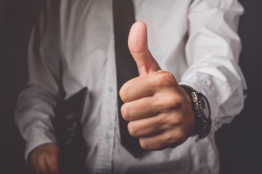 işadamı el başparmak işaret yukarıya