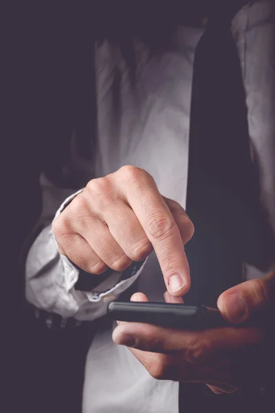 Zakenman werken op mobiele slimme telefoon — Stockfoto