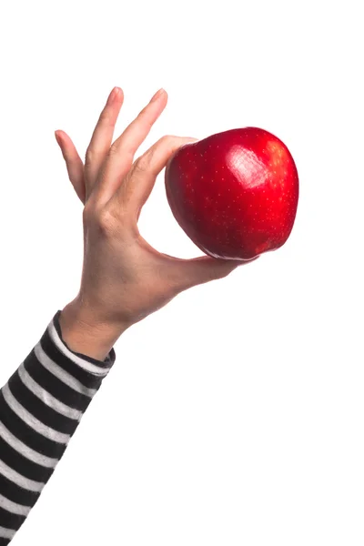 Mujer que sostiene la manzana rojo orgánico — Foto de Stock