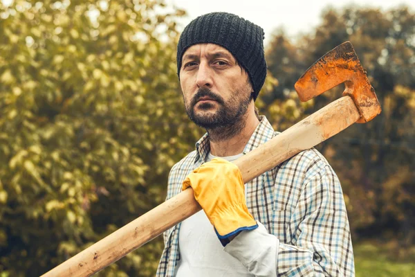 Leñador seguro con hacha — Foto de Stock