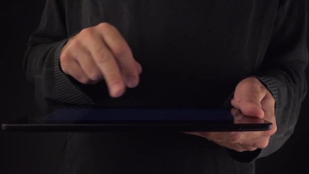 Homem navegando páginas da internet no computador tablet digital — Vídeo de Stock