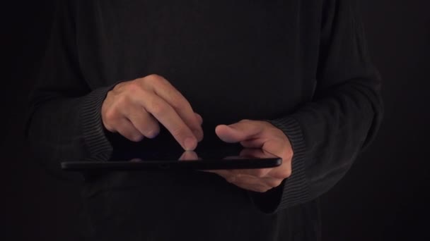 Homme naviguant sur les pages Web Internet sur tablette numérique — Video